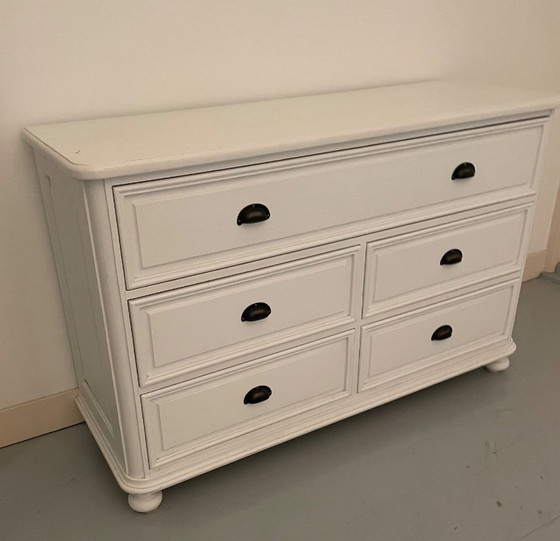 Image 1 of Set aus zwei großen Old Basics-Kleiderschränken und passender Kommode – Weißes Massivholz