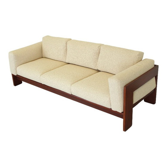 Image 1 of Sofá de tres plazas "Bastiano" restaurado en bouclé blanco roto y nogal, de Afra y Tobia Scarpa para Gavina, 1966