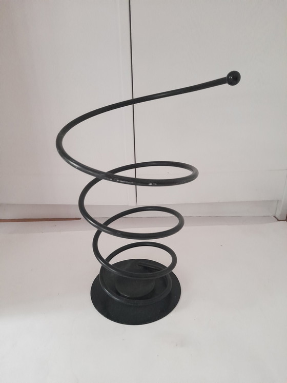 Image 1 of Paragüero de metal negro con diseño en espiral