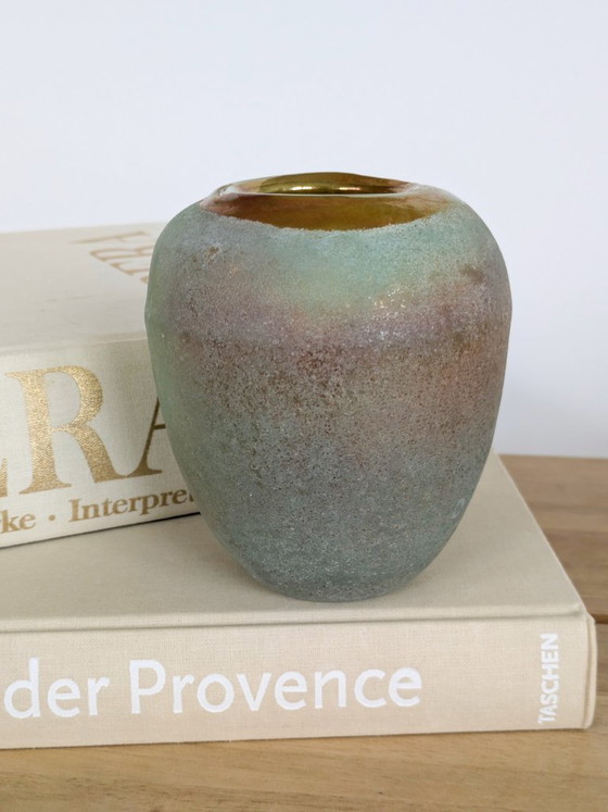 Heavy Mouth-Blown Art Glass Vase, Carnival-Style Gold Iridescence, Matte Sandblasted Finish – Vintage (photo 16 of 17)