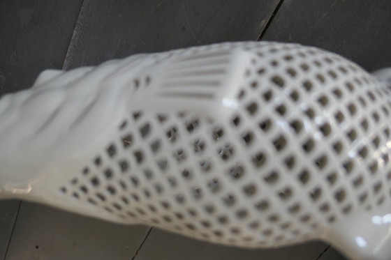 Image 1 of Service à poissons vintage en porcelaine blanche, représentant des carpes koï.