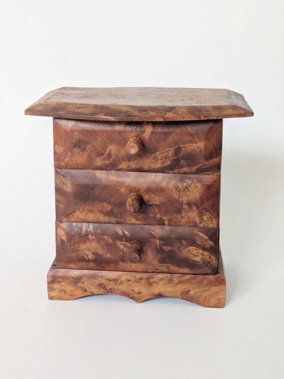 Image 1 of Boîte à bijoux en bois de ronce du milieu du siècle, Mini coffre fait à la main