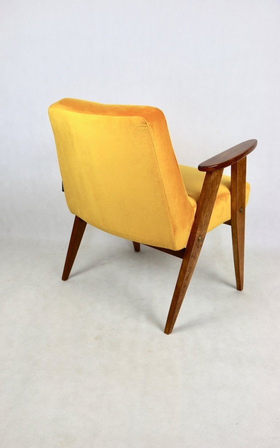 Image 1 of Gelbgoldener Sessel Modell 366 von Józef Chierowski, 1970er Jahre