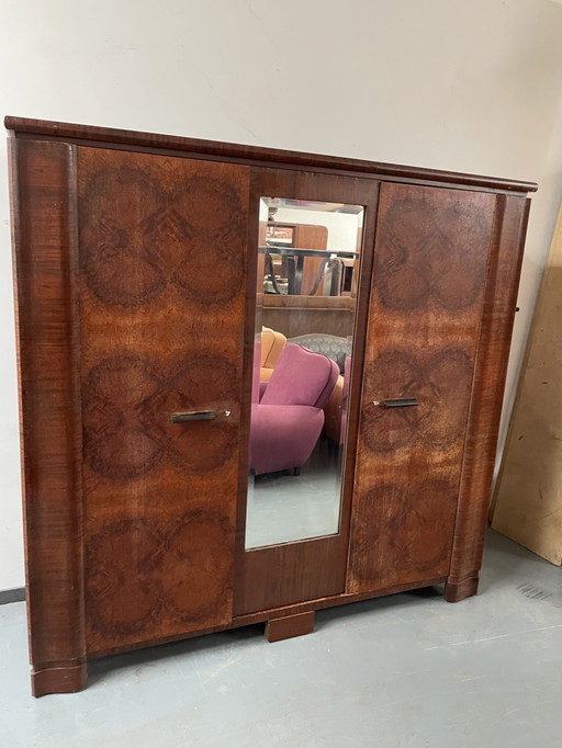Art deco bedroom closet