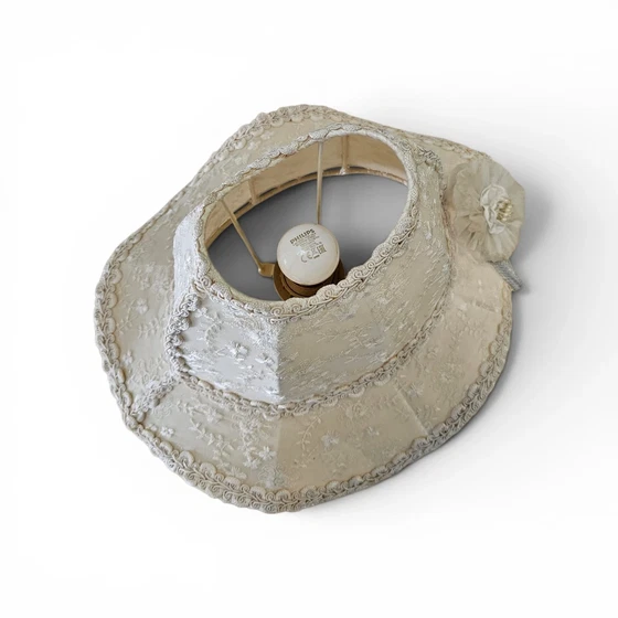2 x Lampade barocche con forma unica a cappello, realizzate in pizzo e decorate con un grande fiore (photo 7 of 11)