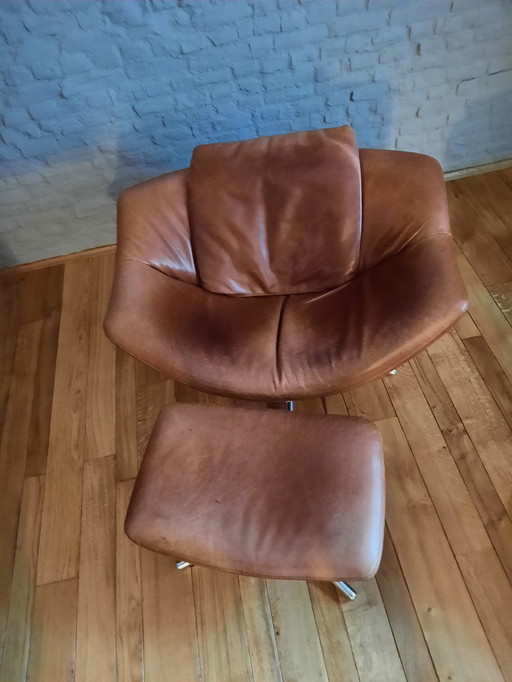 Label lederen fauteuil Gigi en voetenbank van Gerard van den Berg