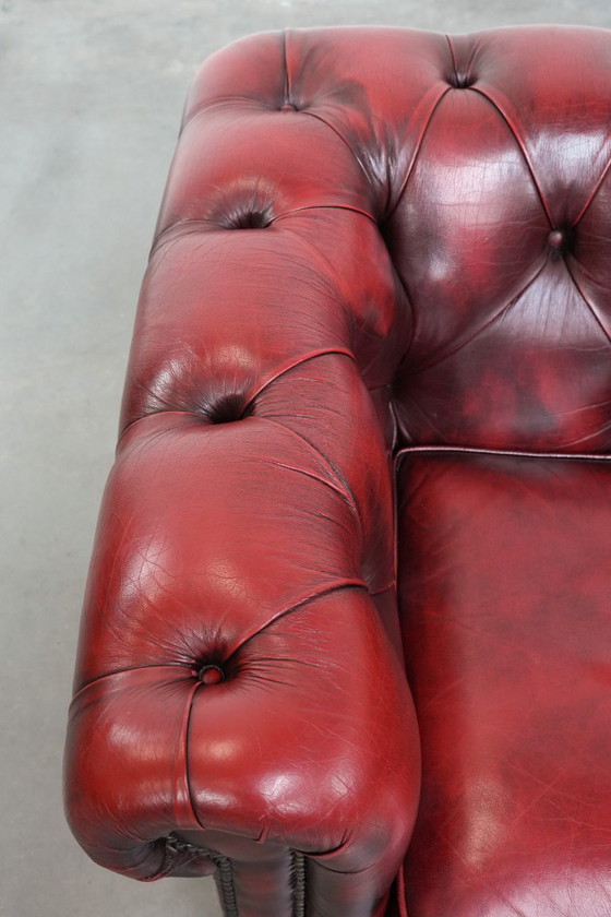 Image 1 of Chesterfield-Club-Sessel aus rotem englischem Rindsleder mit Ziernieten
