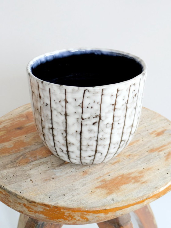 Image 1 of Maceta antigua de mayólica húngara, esmalte blanqueado, diseños de esgrafiado, cerámica de mediados de siglo.