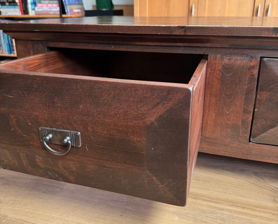 Image 1 of Table basse coloniale vintage en bois avec tiroirs