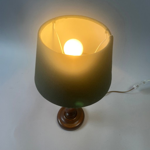 Lampe - Klassisch - Getorste offen gestaltete Holzlampenbasis mit armeegrüner Leinenkappe