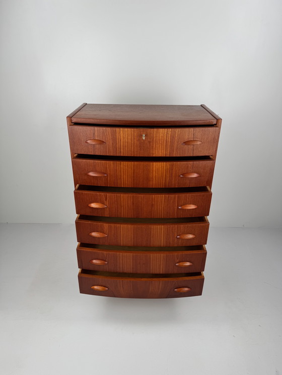 Image 1 of Deense teakhouten commode met sleutel – elegante opbergkast in mid-century stijl