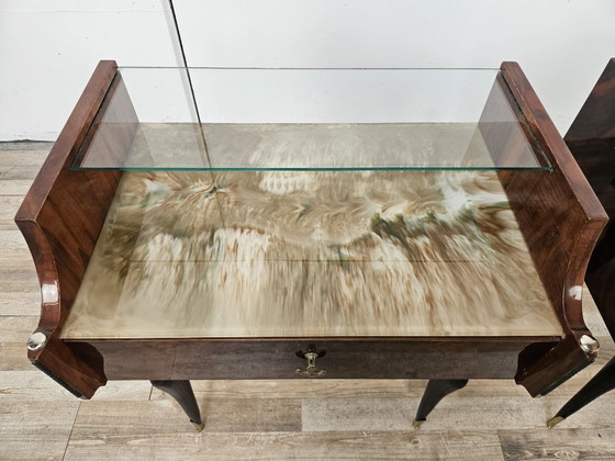 Paar Nachttische aus Mahagoni im Mid-Century-Stil der 1960er Jahre mit doppelten Glasplatten – Wood, Klassiek (photo 6 of 21)