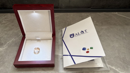 Unique Topaz gemstone 27.47 ct - with certificate