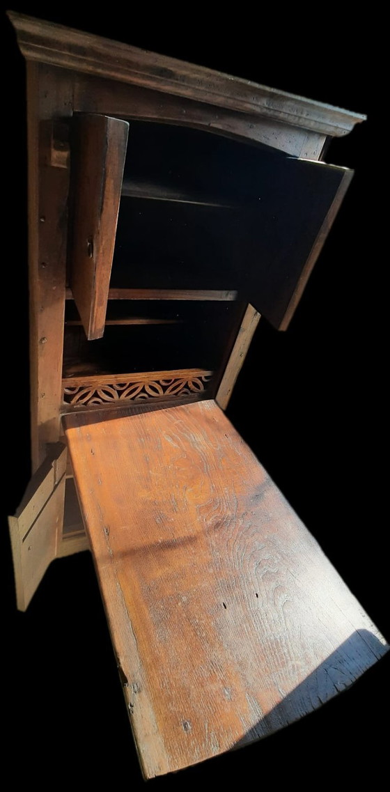 Image 1 of Raro armario de granja holandés de castaño de los siglos XVI/XVII con mesa plegable.