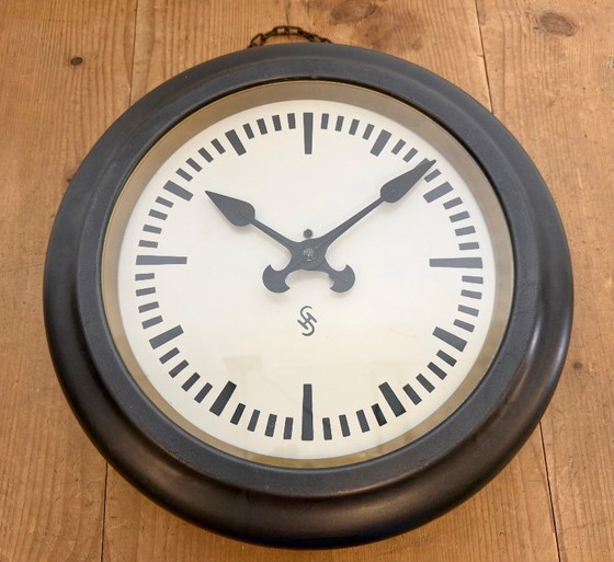 Image 1 of Reloj de pared industrial negro de Siemens, década de 1930.