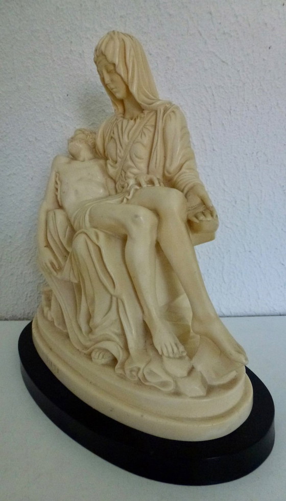 Image 1 of Escultura italiana "Pieta" de Gino Ruggeri sobre mármol.