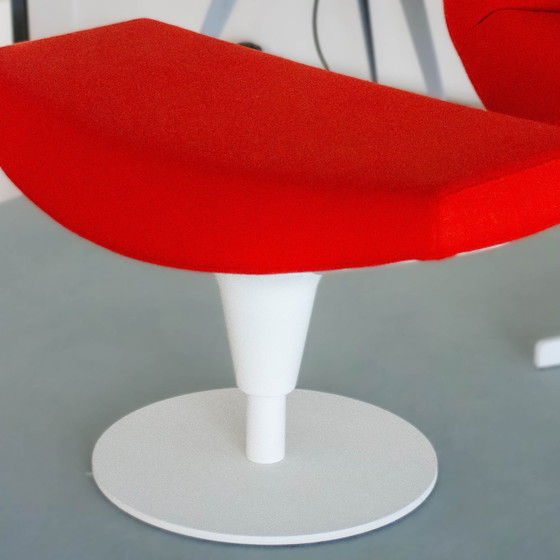 Image 1 of Poltrona girevole con pouf Cassina Auckland
