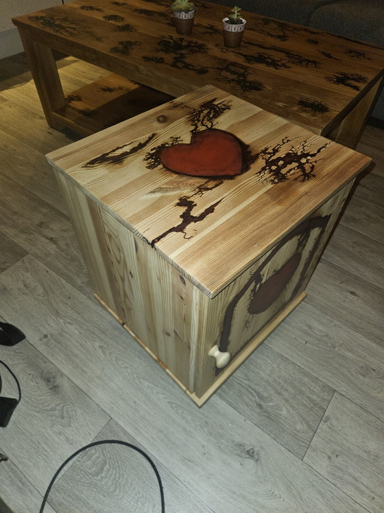 Image 1 of Uniek Epoxy Nachtkastje | Lichtenberg &Glow-in-the-Dark Hart
