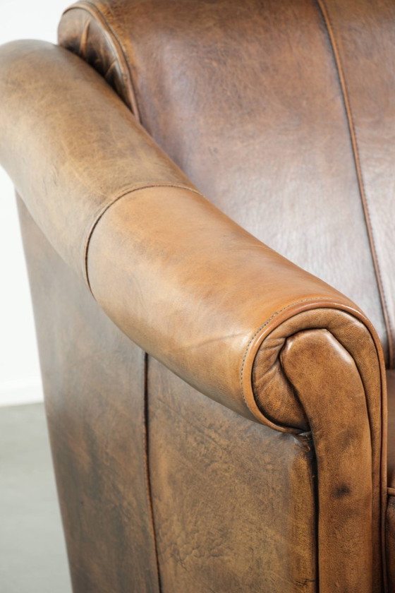 Image 1 of Fauteuil confortable en peau de mouton au style intemporel