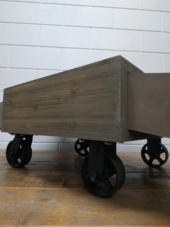 Image 1 of Table basse mobile industrielle ou table basse végétale avec 4 tiroirs