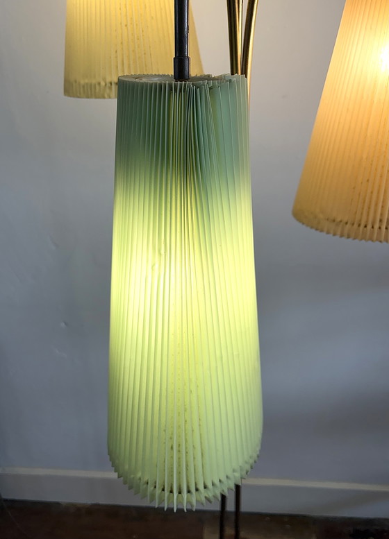 Image 1 of Stehlampe aus den 1950er Jahren, Messing, mit 3 pastellfarbenen Plissee-Schirmen