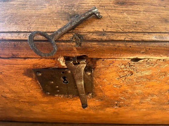 Image 1 of Truhe aus dem 18. oder 17. Jahrhundert