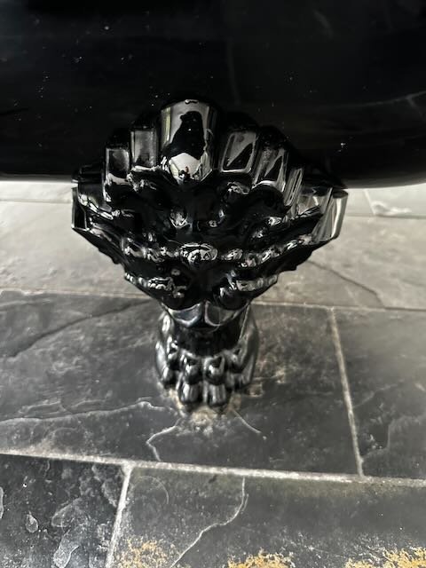 Image 1 of Classic freestanding cast iron bathtub on (lion) legs