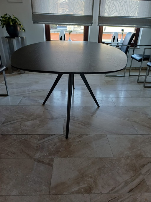 Ovaler Wohnzimmertisch in Anthrazitgrau, 200 cm x 110 cm.