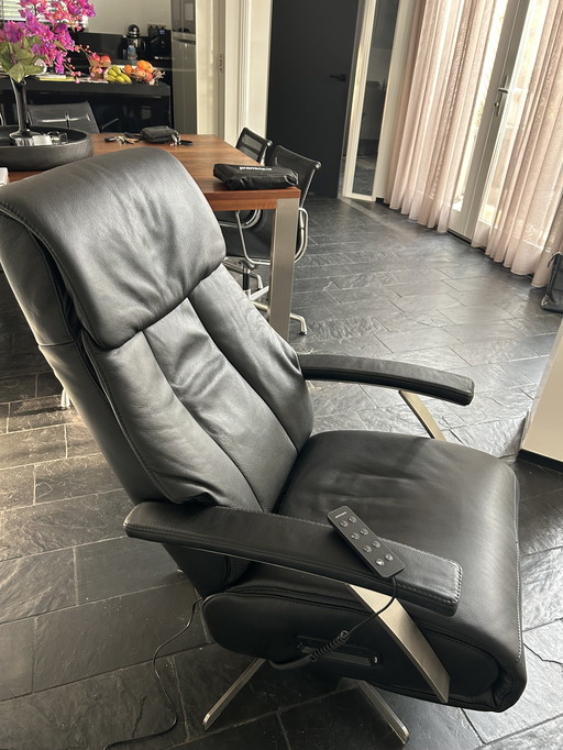 Prominent topmodel sta-op fauteuil S-100 in zwart leder