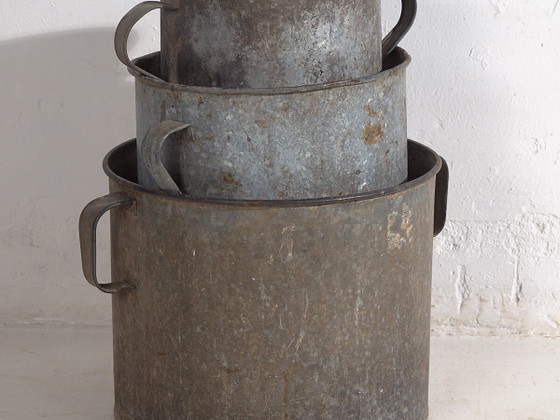 Seaux métalliques anciens (c.1920). Lot de trois pièces #2 – Cache pots, Metal, Rustic (photo 2 of 9)