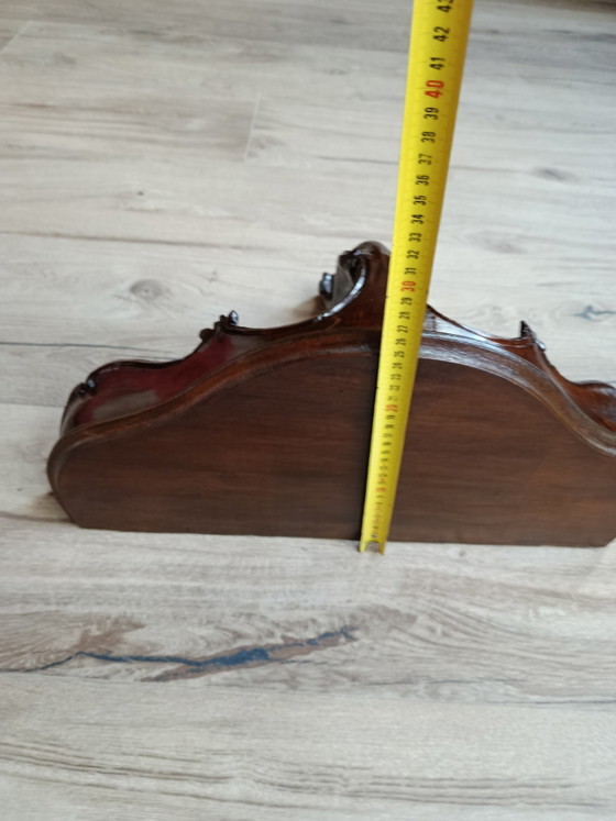 Konsolentisch / Wandnachttisch aus geschnitztem Nussbaumholz – Wood (photo 5 of 6)