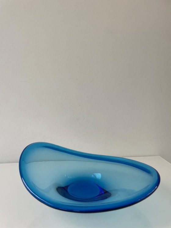 Image 1 of Cuenco de vidrio azul soplado a mano con diseño