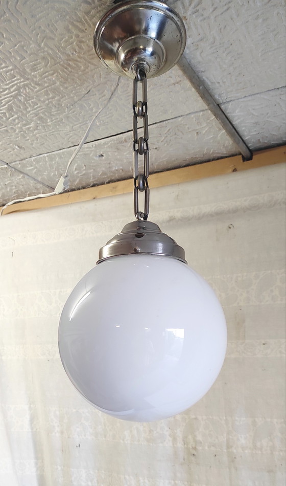 Lampada a sospensione Bauhaus a forma di globo in vetro opalino, diametro 20 cm - anni '30 (photo 7 of 9)