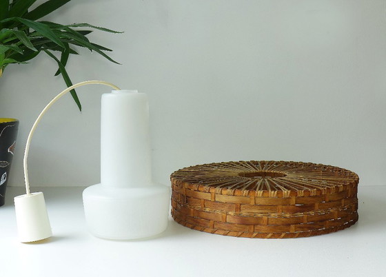 Image 1 of Vintage hanglamp DORIA uit de jaren 60/70, van glas en rotan, UFO-vormig ontwerp, Deens design.