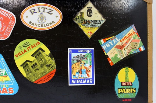 Maleta de cuero vintage con pegatinas originales, década de 1950.