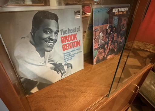 Mobiletto vintage in stile scandinavo con ante in vetro