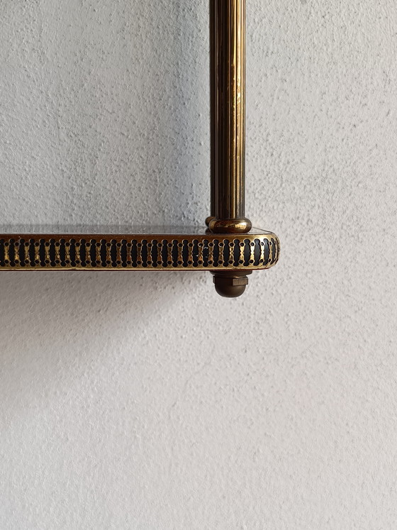 Image 1 of Estantería de pared de mediados de siglo en madera y latón, estante colgante de 3 niveles, estilo de los años 50-60.