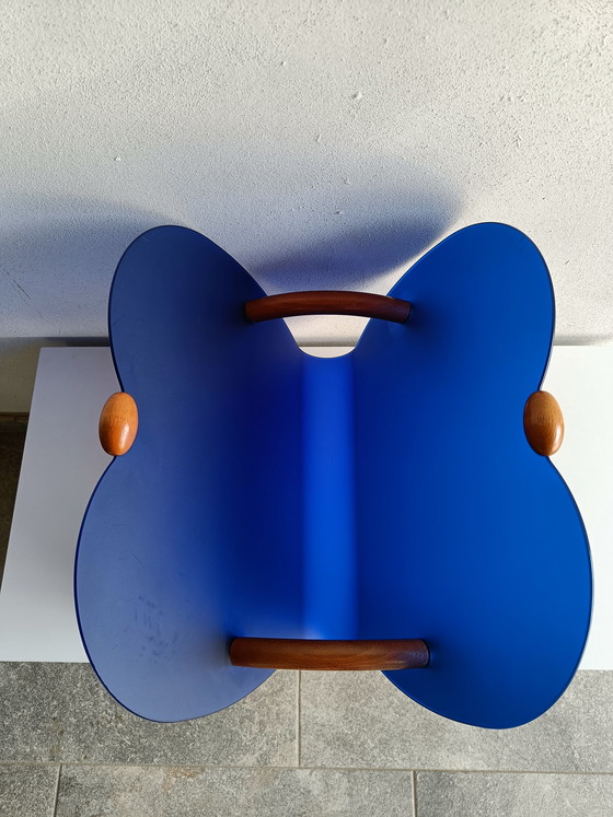 Image 1 of Italienischer postmoderner Zeitschriftenständer aus blauem Kunststoff und gebogenem Holz, 1990er Jahre, Calligaris-Stil