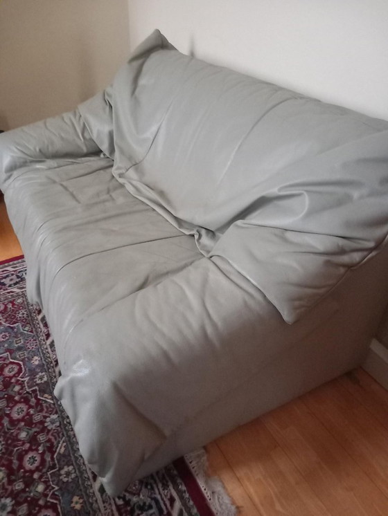 Image 1 of Sièges 2 places en cuir gris clair au design rétro vintage