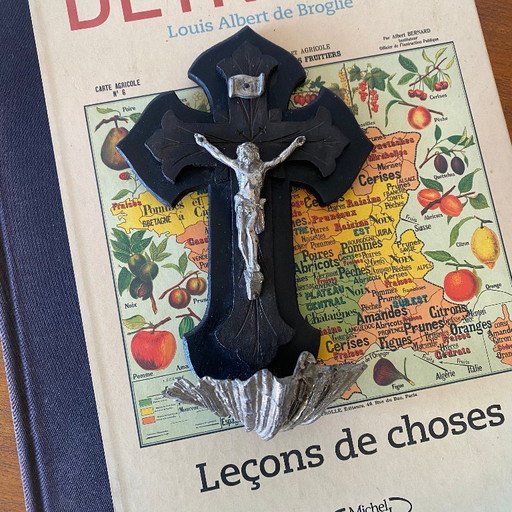 Crucifijo colgante vintage en madera ennegrecida y metal. Pila de agua bendita de Cristo, decoración religiosa antigua.