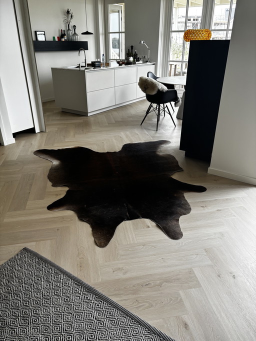 Mooi donkerbruin vloerkleed van koevel