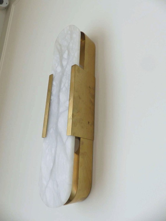 Image 1 of Set aus 2 Wandleuchten „Elongated Melange“ aus Messing und Naturalabaster von VISUAL COMFORT, entworfen von Kelly Wearstler