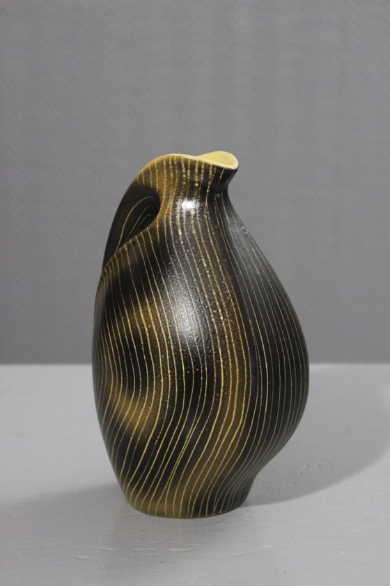 Image 1 of Saint Clément, Francia - Jarra de cerámica, circa 1950, forma irregular, estriada en amarillo y negro.