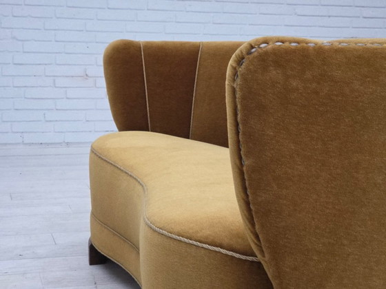 Image 1 of Deense "Banan" tweezitsbank uit de jaren 60, origineel olijfgroen meubelvelours.