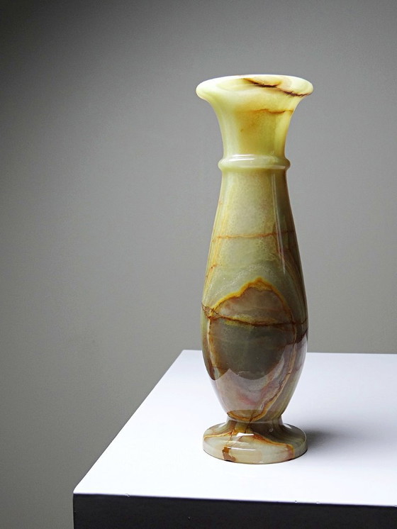 Image 1 of Kleine, antike Balustervase aus gestreiftem grünem Onyx, Italien, Mitte des 20. Jahrhunderts