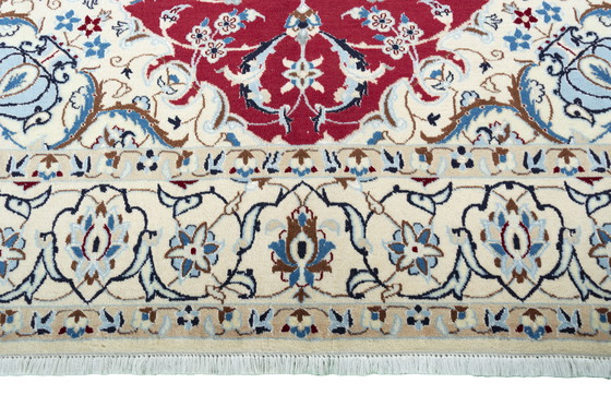 Image 1 of Tappeto persiano Nain 9La annodato a mano con contenuto di seta - 267 x 167 cm - Fondo rosso con ornamenti floreali