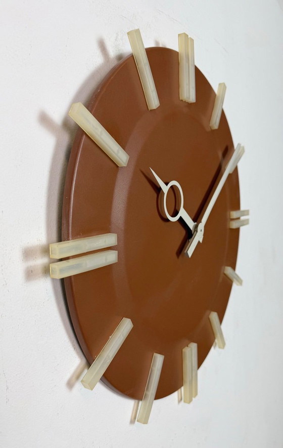 Image 1 of Reloj de pared industrial marrón de oficina de Pragotron, década de 1970