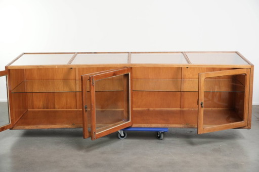 Bijzonder leuke en grote vintage houten balie/ vitrinekast/ display kast met 4 deuren en glas