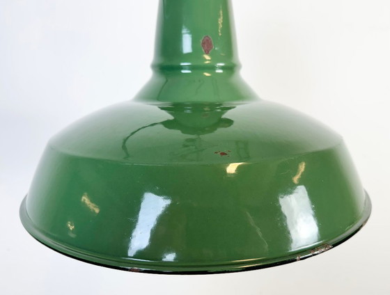 Image 1 of Industriële groene emaille fabriekshanglamp, jaren 60
