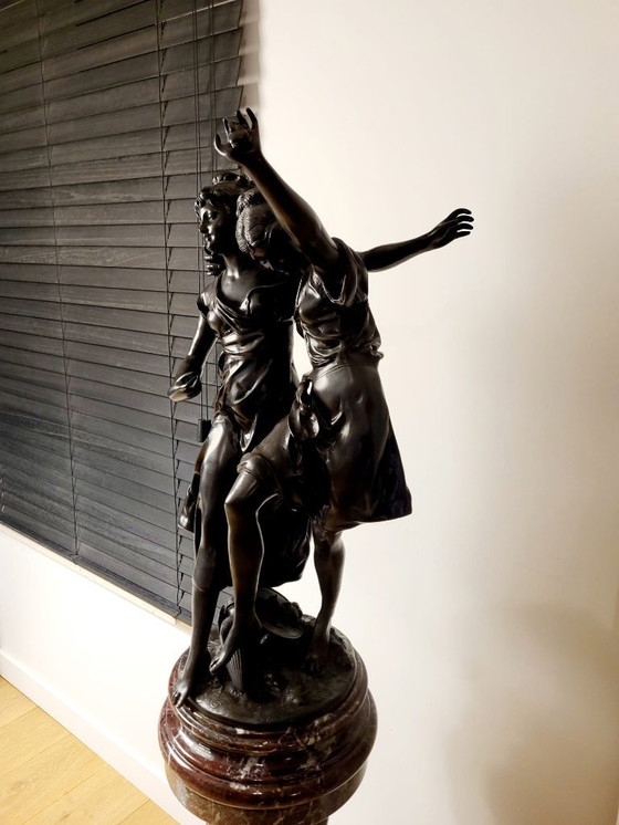 Image 1 of Schöne Bronzestatue von Auguste Moreau auf einem Marmorsockel